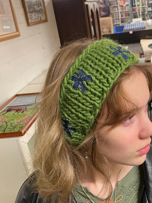 
            
                Load image into Gallery viewer, Éin knitted flower headband green
            
        